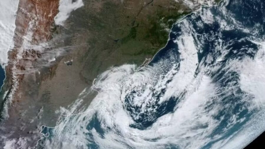 Frente fria provoca tornado no RS e ventos de 100 km/h em SP e RJ