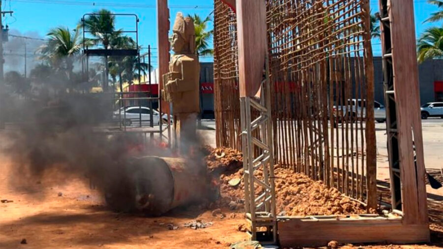 Fogo atinge estrutura da Vila do Forró durante desmontagem na Orla de Atalaia; bombeiros controlam chamas