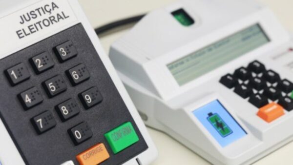 TRE-RJ abre urna eletrônica ao público e defende segurança do sistema
