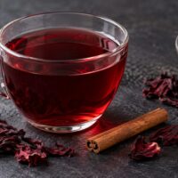 Chá de hibisco com canela emagrece? O que esperar da combinação e como fazer