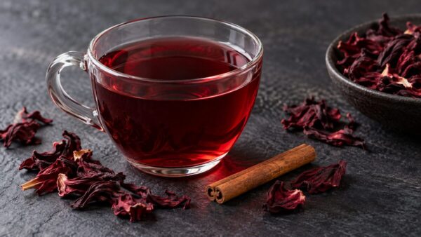 Chá de hibisco com canela emagrece? O que esperar da combinação e como fazer