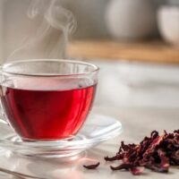 Chá de hibisco emagrece? O que os estudos mostram e quem deve evitar