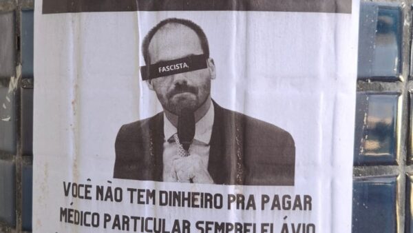 Justiça Eleitoral manda retirar cartazes contra Flávio Bolsonaro da UFS