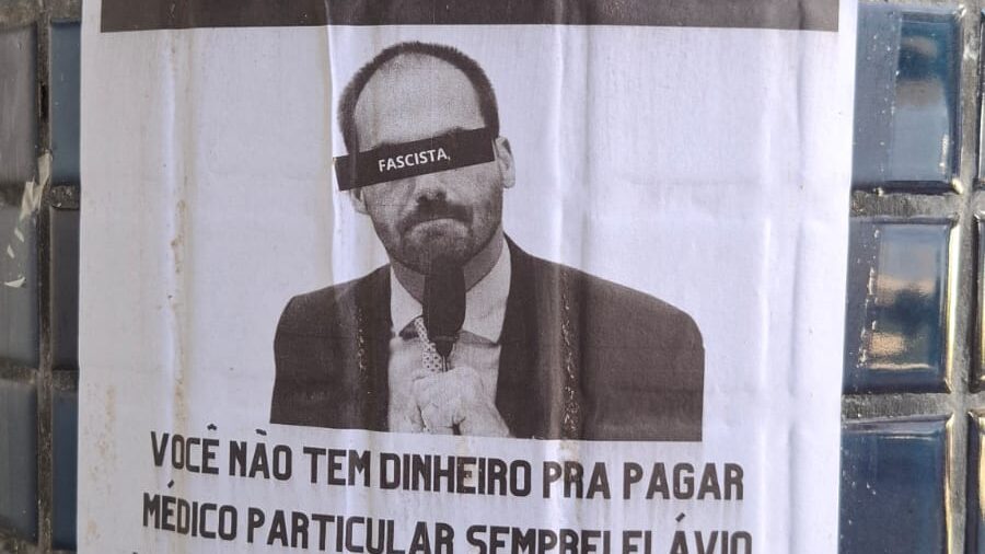 Justiça Eleitoral manda retirar cartazes contra Flávio Bolsonaro da UFS