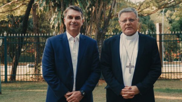 Flávio Bolsonaro visita arcebispo de Brasília; encontro foi institucional