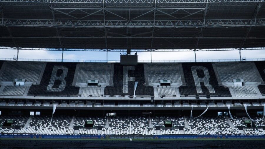 Vasco vence Botafogo por 2 a 1 no Nilton Santos e encosta no rival