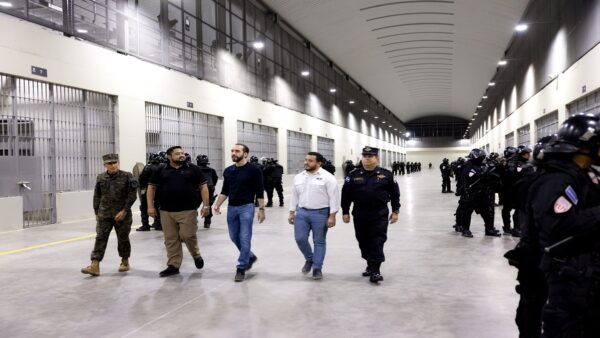 Bukele Avalia Libertação Condicional de Até Metade dos Presos em El Salvador