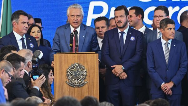 União Brasil e PP confirmam apoio a Flávio Bolsonaro no 2º turno