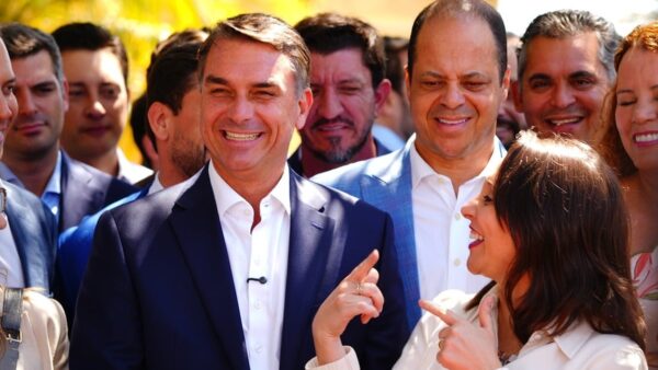 Flávio promete ganho real a aposentados, mas não apresenta fórmula