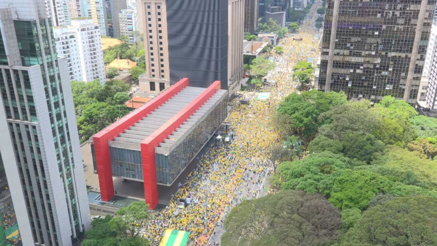 Flávio Bolsonaro Reúne Apoiadores na Paulista Antes do Primeiro Debate com Lula