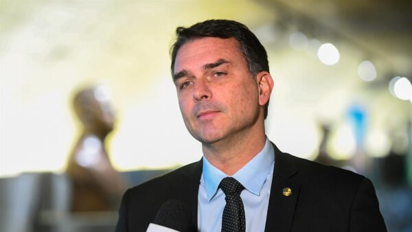 Flávio Bolsonaro terá agendas com prefeitos e vereadores de SP neste domingo