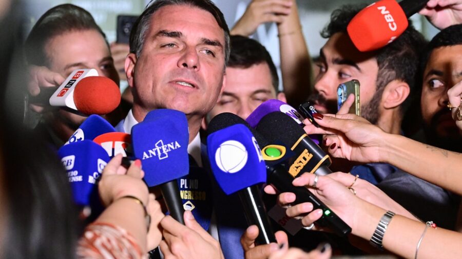 Flávio nos EUA: CNN relata chegada com mulher e filhas e governo americano anuncia vistos