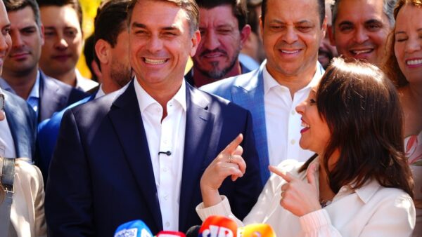 Podemos oficializa apoio a Flávio Bolsonaro no segundo turno