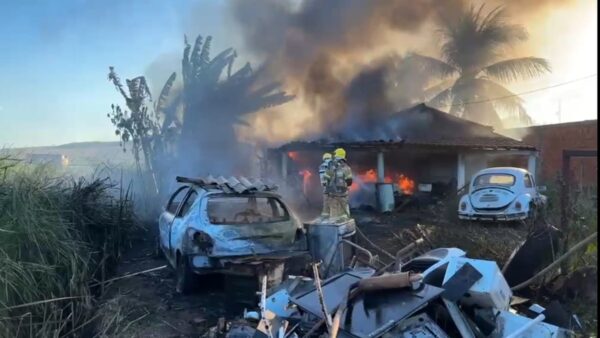 Incêndio em Lagarto: fogo atinge três veículos e bombeiros usam 5 mil litros de água