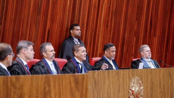 TSE ordena remoção de três posts de Flávio sobre Lula; um usou IA sem aviso
