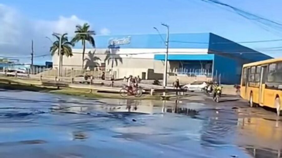 Rompimento de adutora deixa dez bairros de Aracaju sem água