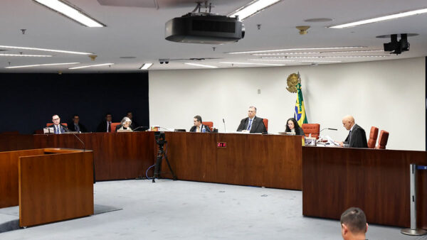 Moraes manda expedir mandado de prisão de Eduardo Bolsonaro e cancelar passaportes